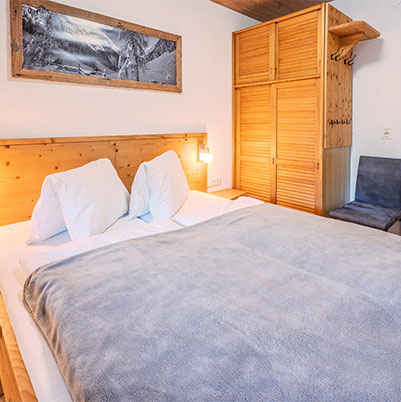 Schlafzimmer mit Holzbett